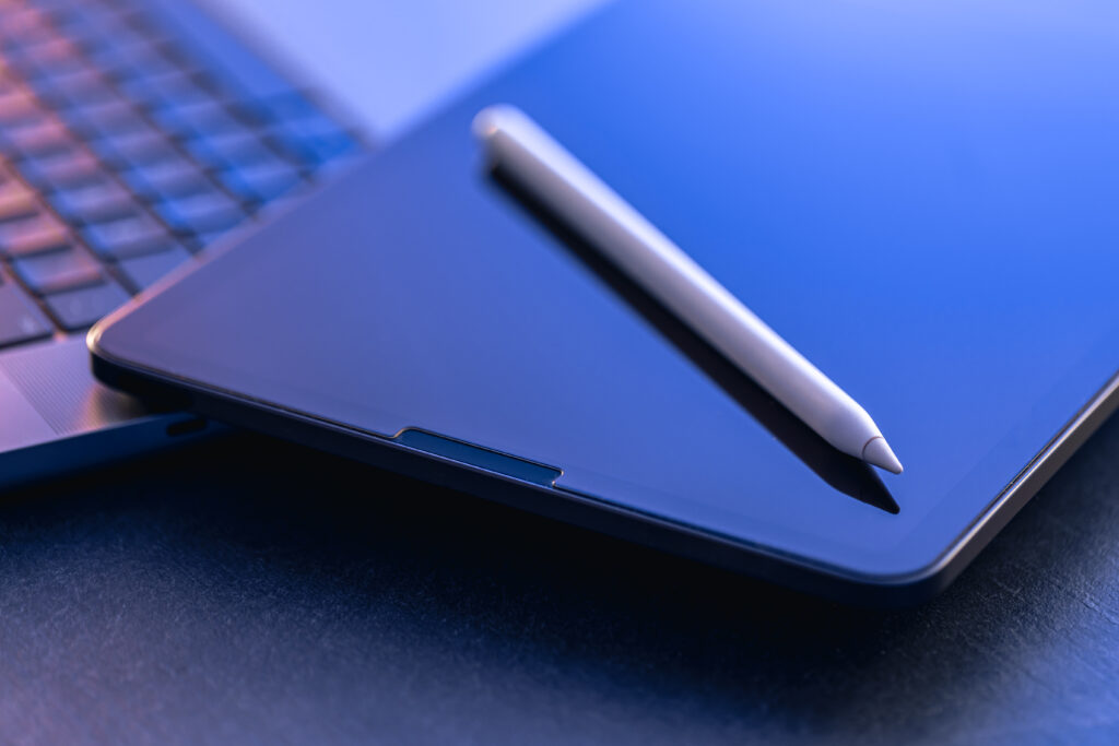 Aprende a utilizar firma electrónica, certificado digital y DNIe para trámites online y comunicación segura.