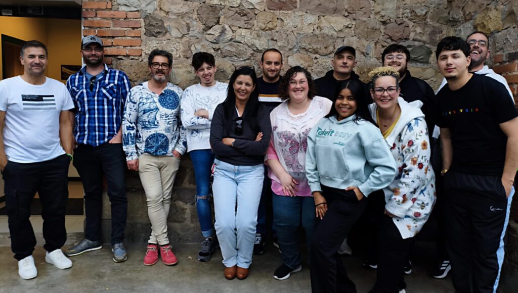 Alumnado del certificado Gestión de la Producción en Fabricación Mecánica durante su primer examen presencial en Enseñarte Corrales.